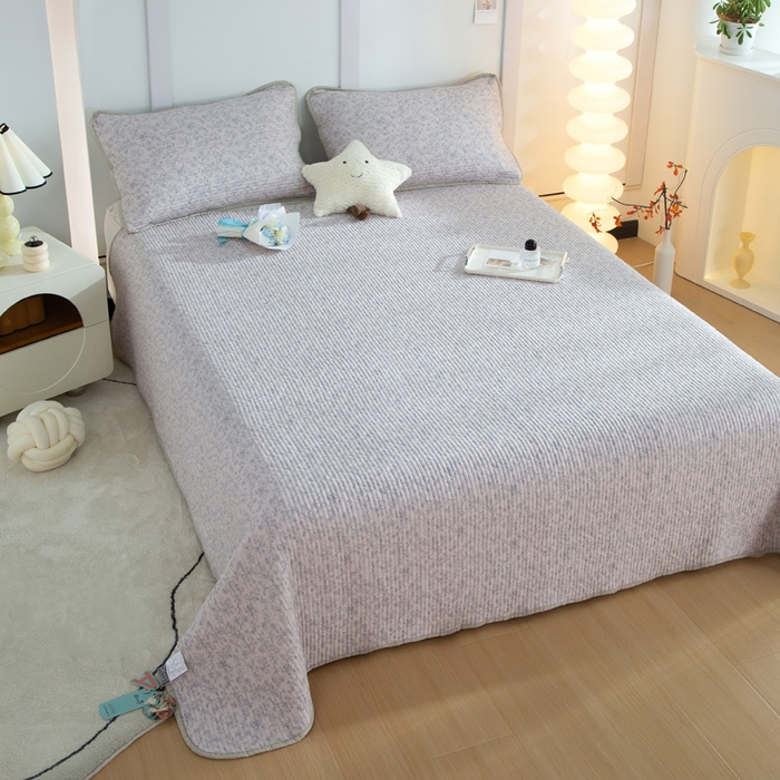 91家纺网 家纺一手货源 找家纺 橙子家居 2025新款双面全棉纯棉砂洗夹棉床盖三件套 雾里花-粉