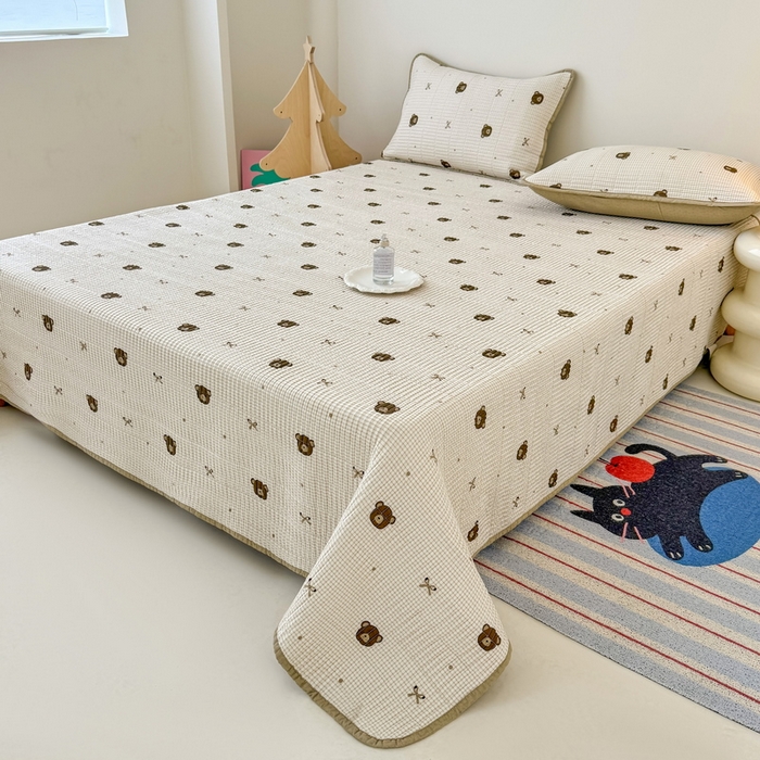 91家纺网 家纺一手货源 找家纺 橙子家居 2025新款双面全棉纯棉砂洗夹棉床盖三件套 小熊贝蒂