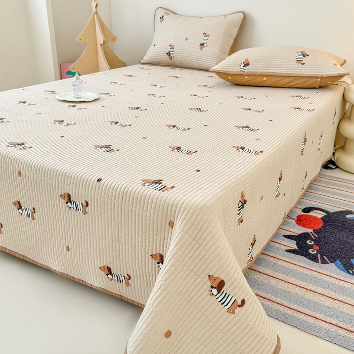 91家纺网 家纺一手货源 找家纺 橙子家居 2025新款双面全棉纯棉砂洗夹棉床盖三件套 腊肠狗