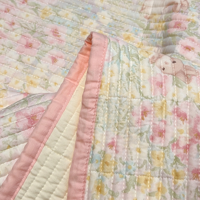 91家纺网 家纺一手货源 找家纺 橙子家居 2025年新款小清新全棉高温砂洗棉花床盖四件套跑量款床盖单面纯棉 梦幻花园兔