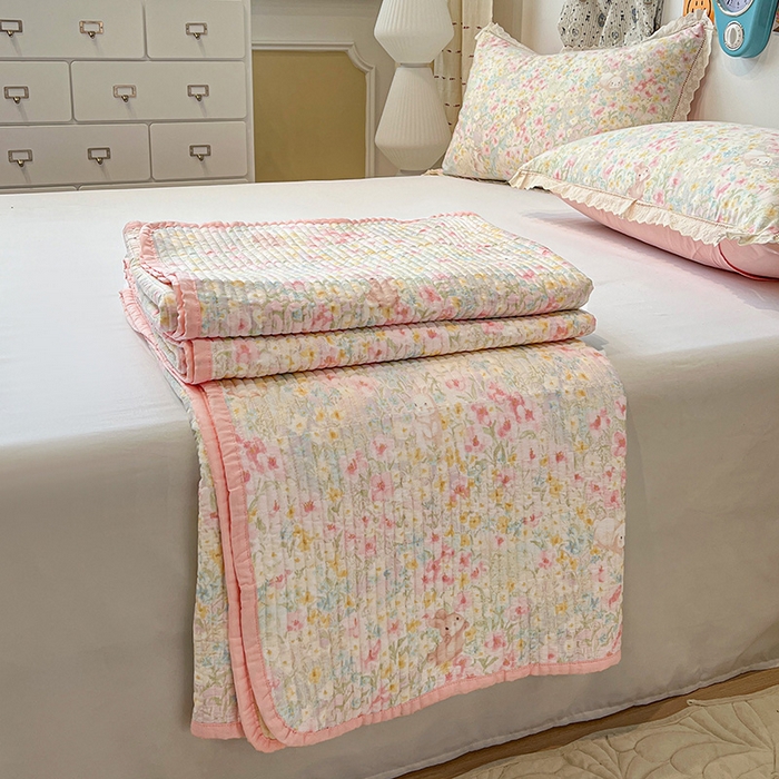 91家纺网 家纺一手货源 找家纺 橙子家居 2025年新款小清新全棉高温砂洗棉花床盖四件套跑量款床盖单面纯棉 梦幻花园兔