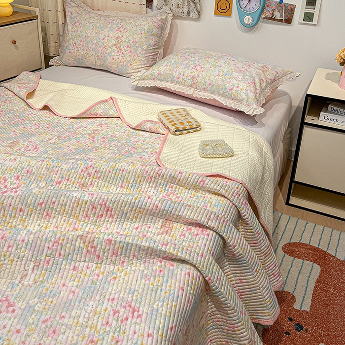 91家纺网 家纺一手货源 找家纺 橙子家居 2025年新款小清新全棉高温砂洗棉花床盖四件套跑量款床盖单面纯棉 梦幻花园兔