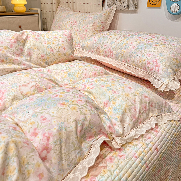 91家纺网 家纺一手货源 找家纺 橙子家居 2025年新款小清新全棉高温砂洗棉花床盖四件套跑量款床盖单面纯棉 梦幻花园兔