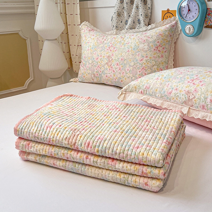 91家纺网 家纺一手货源 找家纺 橙子家居 2025年新款小清新全棉高温砂洗棉花床盖四件套跑量款床盖单面纯棉 梦幻花园兔