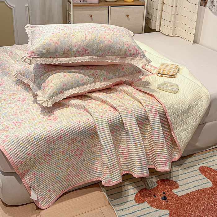 91家纺网 家纺一手货源 找家纺 橙子家居 2025年新款小清新全棉高温砂洗棉花床盖四件套跑量款床盖单面纯棉 梦幻花园兔