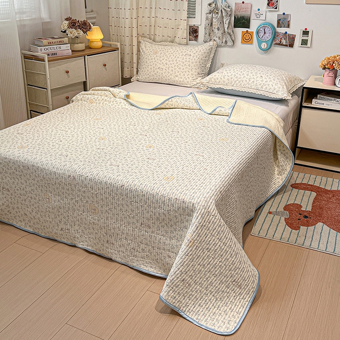 91家纺网 家纺一手货源 找家纺 橙子家居 2025年新款小清新全棉高温砂洗棉花床盖四件套跑量款床盖单面纯棉 蓝心兔