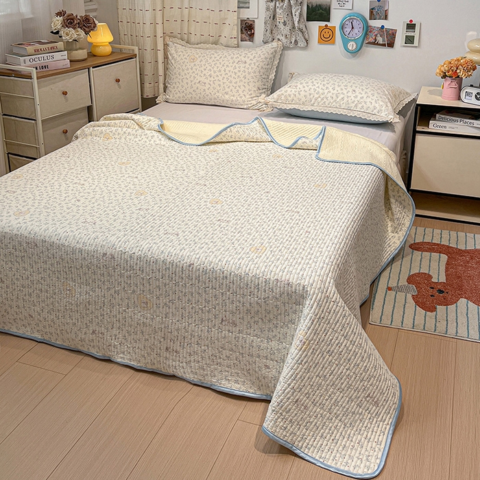 91家纺网 家纺一手货源 找家纺 橙子家居 2025年新款小清新全棉高温砂洗棉花床盖四件套跑量款床盖单面纯棉 蓝心兔