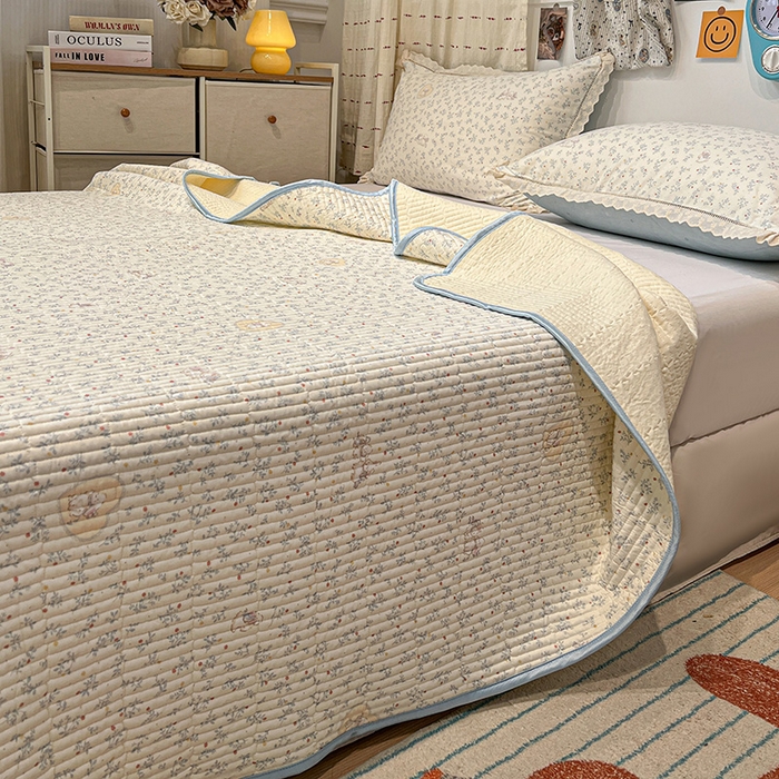 91家纺网 家纺一手货源 找家纺 橙子家居 2025年新款小清新全棉高温砂洗棉花床盖四件套跑量款床盖单面纯棉 蓝心兔