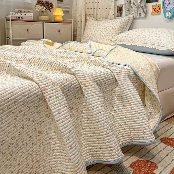 91家纺网 家纺一手货源 找家纺 橙子家居 2025年新款小清新全棉高温砂洗棉花床盖四件套跑量款床盖单面纯棉 蓝心兔