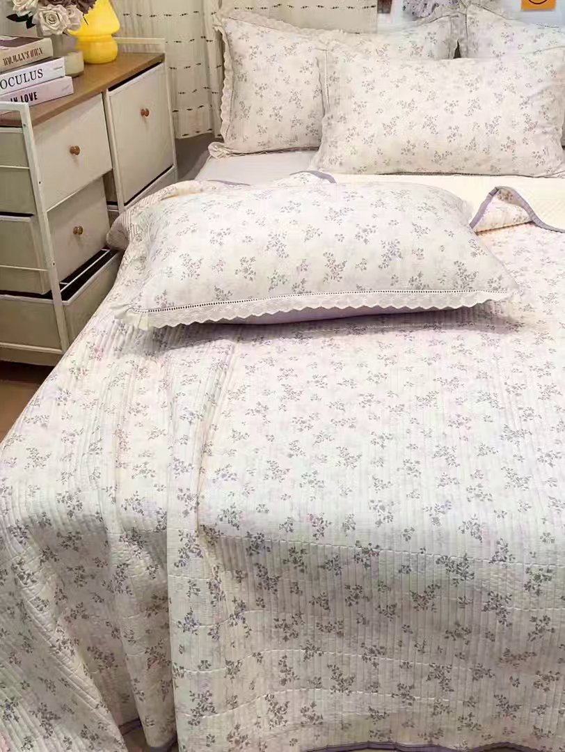 91家纺网 家纺一手货源 找家纺 橙子家居 2025年新款小清新全棉高温砂洗棉花床盖四件套跑量款床盖单面纯棉 春风里-紫