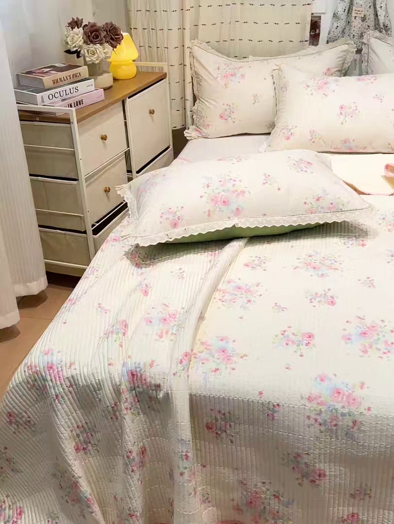 91家纺网 家纺一手货源 找家纺 橙子家居 2025年新款小清新全棉高温砂洗棉花床盖四件套跑量款床盖单面纯棉 甜甜夏日