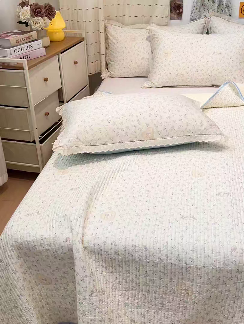 91家纺网 家纺一手货源 找家纺 橙子家居 2025年新款小清新全棉高温砂洗棉花床盖四件套跑量款床盖单面纯棉 蓝心兔