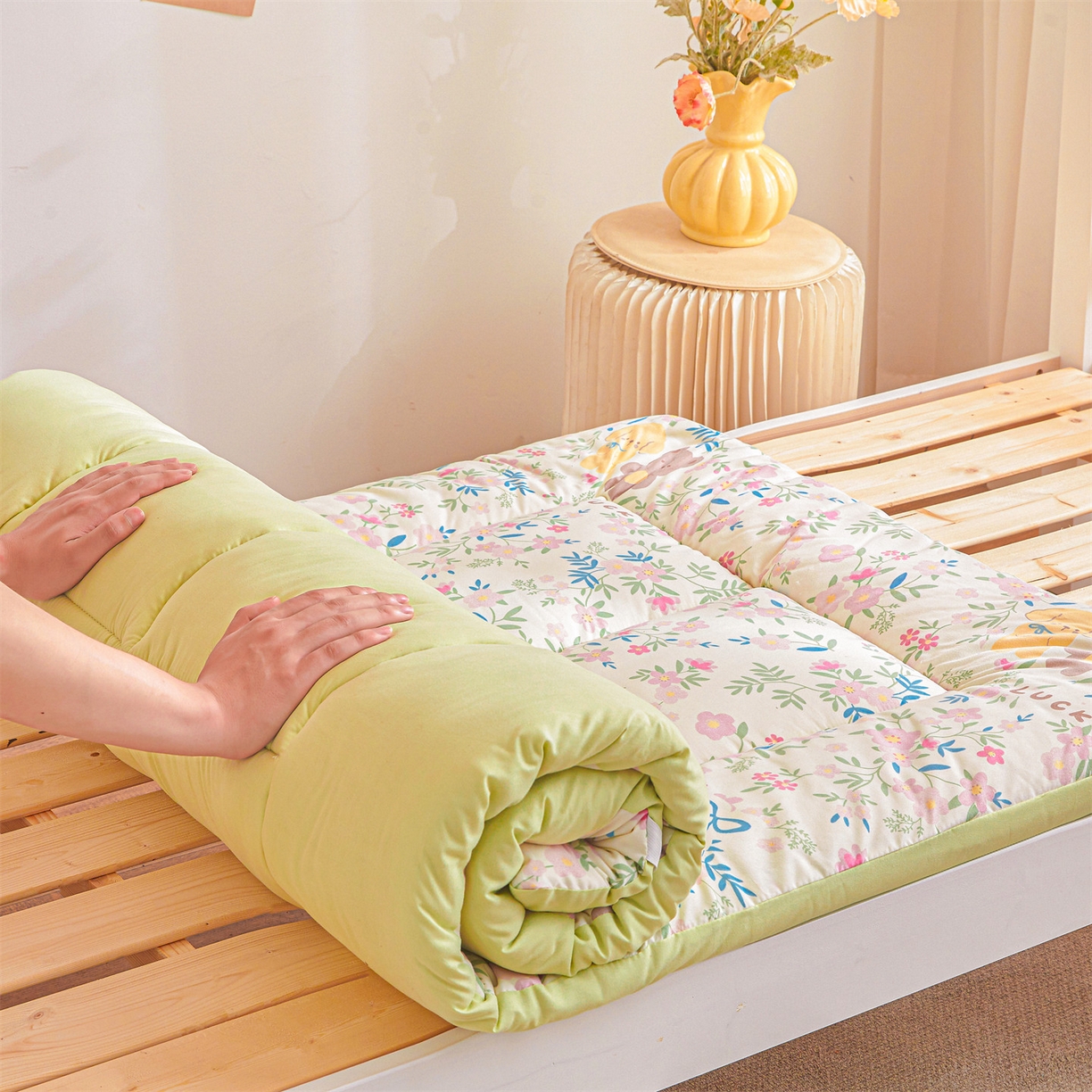 91家纺网 家纺一手货源 找家纺 梵蒂莎 2025新款新疆棉花四季款秋冬两用床垫子褥子宿舍印花学生款棉花床褥垫（场景1）（含买家秀） 花园小熊-床垫