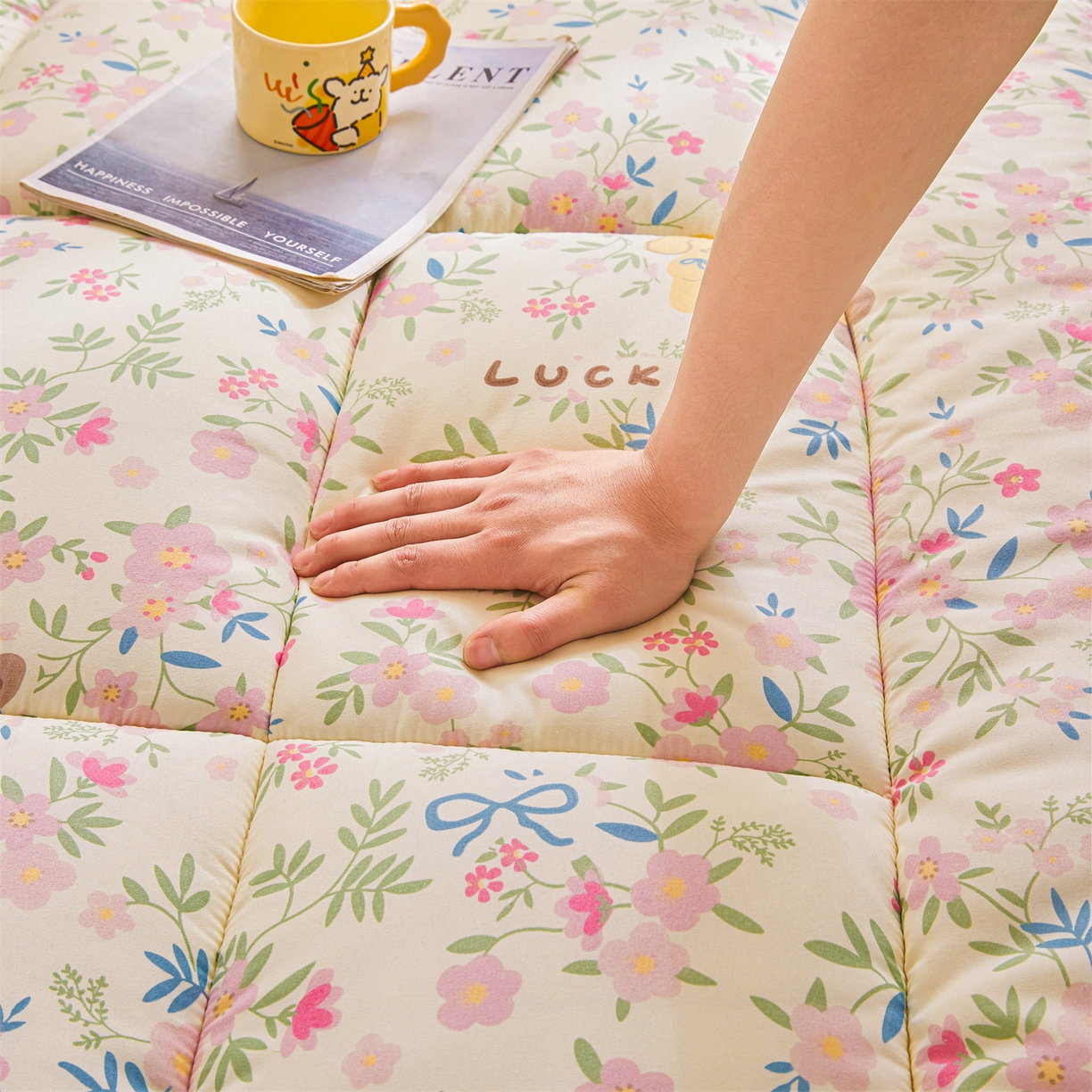 91家纺网 家纺一手货源 找家纺 梵蒂莎 2025新款新疆棉花四季款秋冬两用床垫子褥子宿舍印花学生款棉花床褥垫（场景1）（含买家秀） 花园小熊-床垫