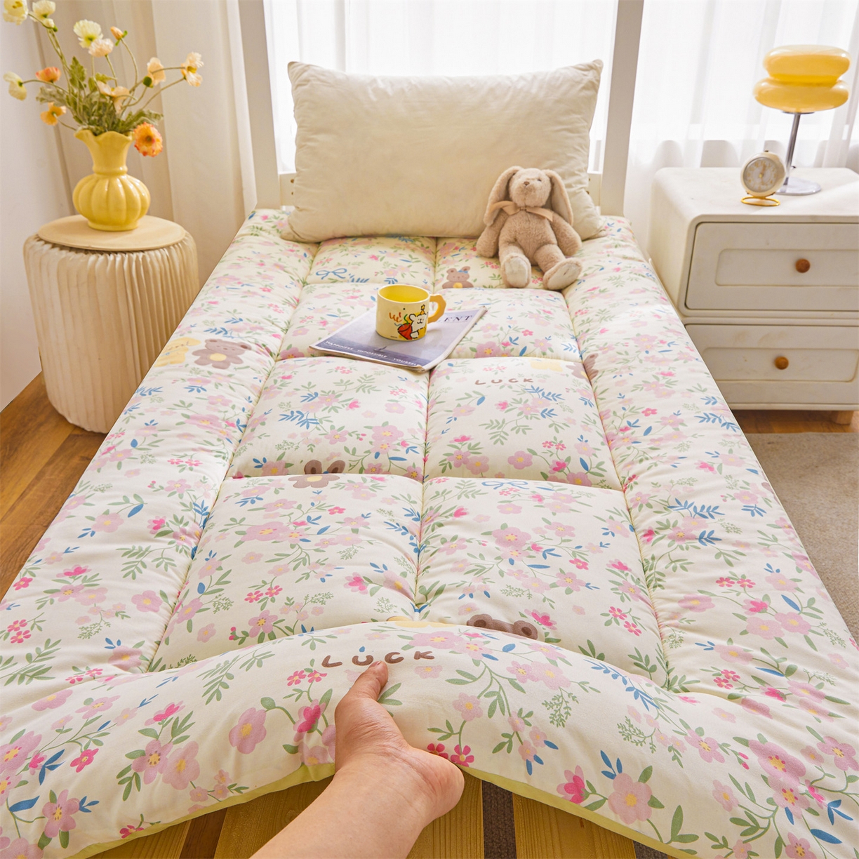 91家纺网 家纺一手货源 找家纺 梵蒂莎 2025新款新疆棉花四季款秋冬两用床垫子褥子宿舍印花学生款棉花床褥垫（场景1）（含买家秀） 花园小熊-床垫