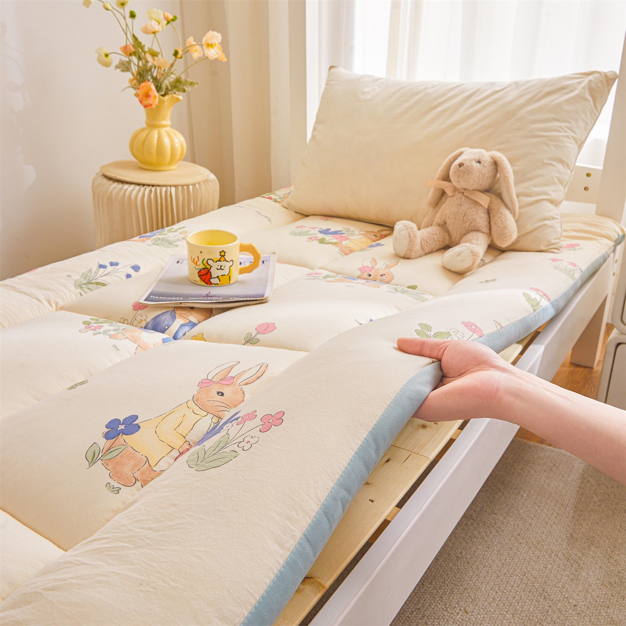 91家纺网 家纺一手货源 找家纺 梵蒂莎 2025新款新疆棉花四季款秋冬两用床垫子褥子宿舍印花学生款棉花床褥垫（场景1）（含买家秀） 爱丽丝-床垫