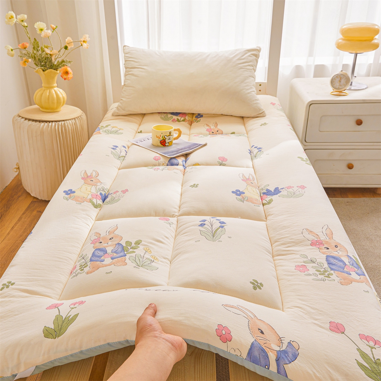 91家纺网 家纺一手货源 找家纺 梵蒂莎 2025新款新疆棉花四季款秋冬两用床垫子褥子宿舍印花学生款棉花床褥垫（场景1）（含买家秀） 爱丽丝-床垫