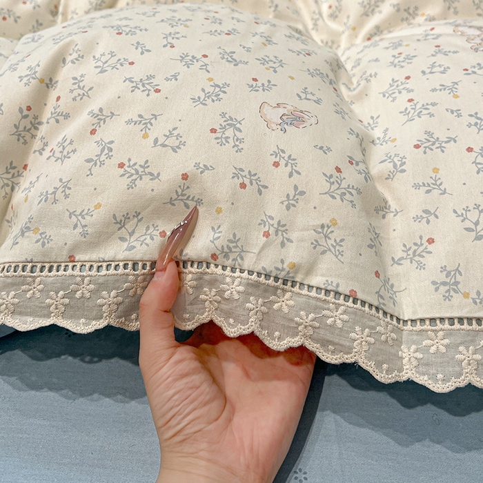 91家纺网 家纺一手货源 找家纺 橙子家居 2025新款小清新全棉纯棉花边款床单四件套 蓝心兔