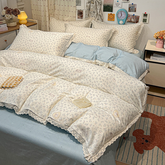 91家纺网 家纺一手货源 找家纺 橙子家居 2025新款小清新全棉纯棉花边款床单四件套 蓝心兔