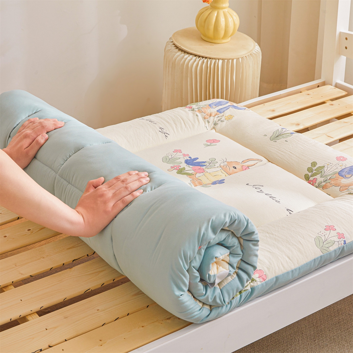 91家纺网 家纺一手货源 找家纺 梵蒂莎 2025新款新疆棉花四季款秋冬两用床垫子褥子宿舍印花学生款棉花床褥垫（场景1）（含买家秀） 爱丽丝-床垫