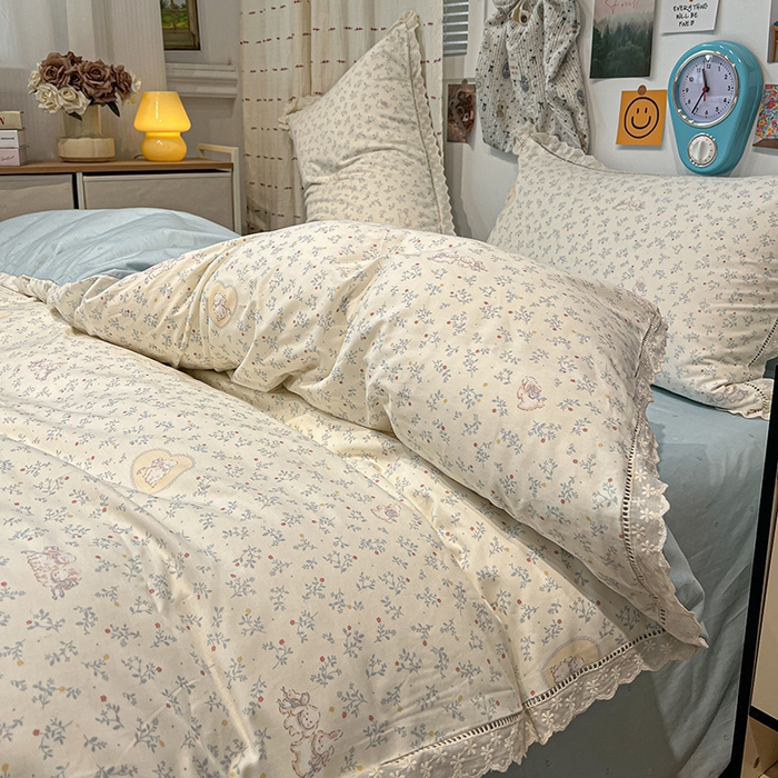 91家纺网 家纺一手货源 找家纺 橙子家居 2025新款小清新全棉纯棉花边款床单四件套 蓝心兔