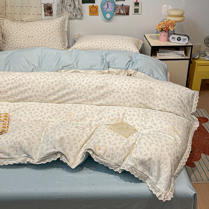 91家纺网 家纺一手货源 找家纺 橙子家居 2025新款小清新全棉纯棉花边款床单四件套 蓝心兔