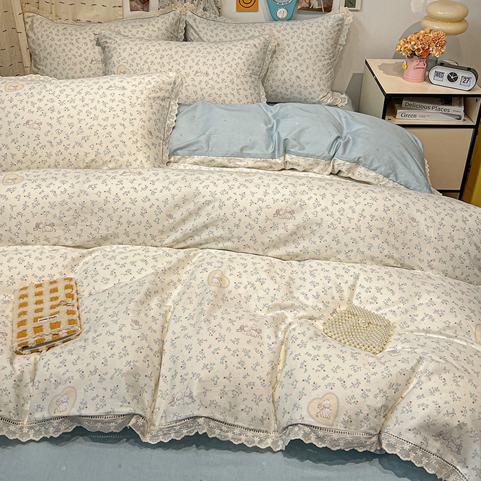 91家纺网 家纺一手货源 找家纺 橙子家居 2025新款小清新全棉纯棉花边款床单四件套 蓝心兔