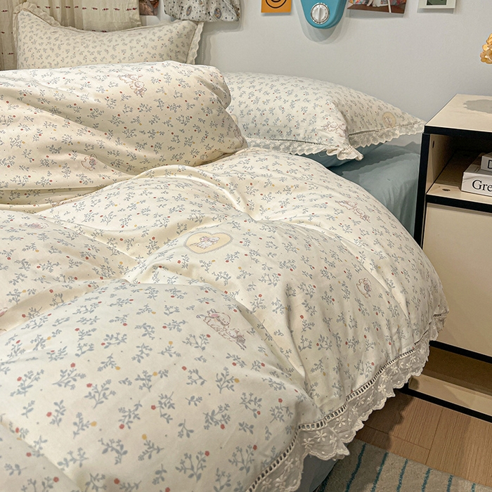 91家纺网 家纺一手货源 找家纺 橙子家居 2025新款小清新全棉纯棉花边款床单四件套 蓝心兔