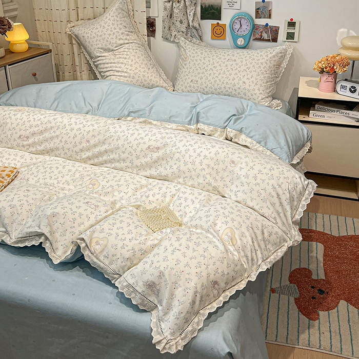 91家纺网 家纺一手货源 找家纺 橙子家居 2025新款小清新全棉纯棉花边款床单四件套 蓝心兔