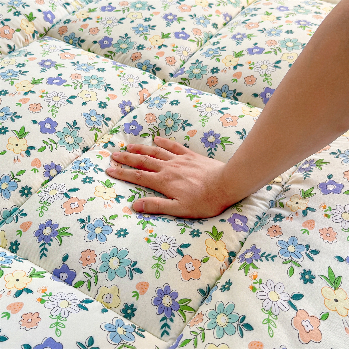 91家纺网 家纺一手货源 找家纺 梵蒂莎 2025新款新疆棉花四季款秋冬两用床垫子褥子学生宿舍印花学生款棉花床褥垫（场景2）（含买家秀） 田园花语-床垫