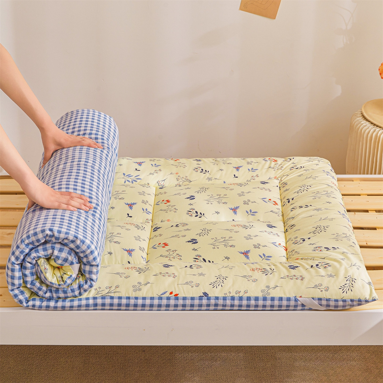 91家纺网 家纺一手货源 找家纺 梵蒂莎 2025新款新疆棉花四季款秋冬两用床垫子褥子宿舍印花学生款棉花床褥垫（场景1）（含买家秀） 春日来信-床垫