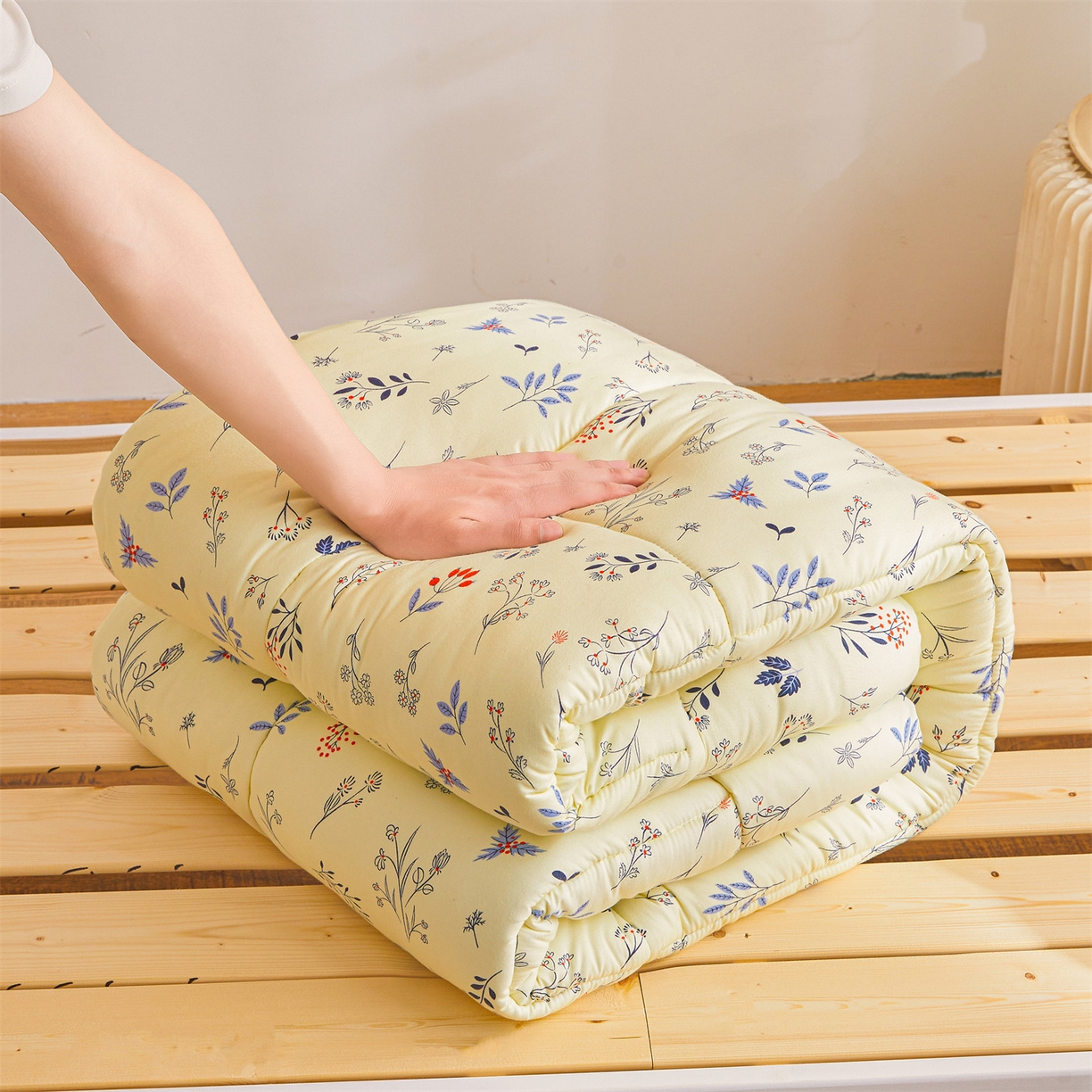 91家纺网 家纺一手货源 找家纺 梵蒂莎 2025新款新疆棉花四季款秋冬两用床垫子褥子宿舍印花学生款棉花床褥垫（场景1）（含买家秀） 春日来信-床垫