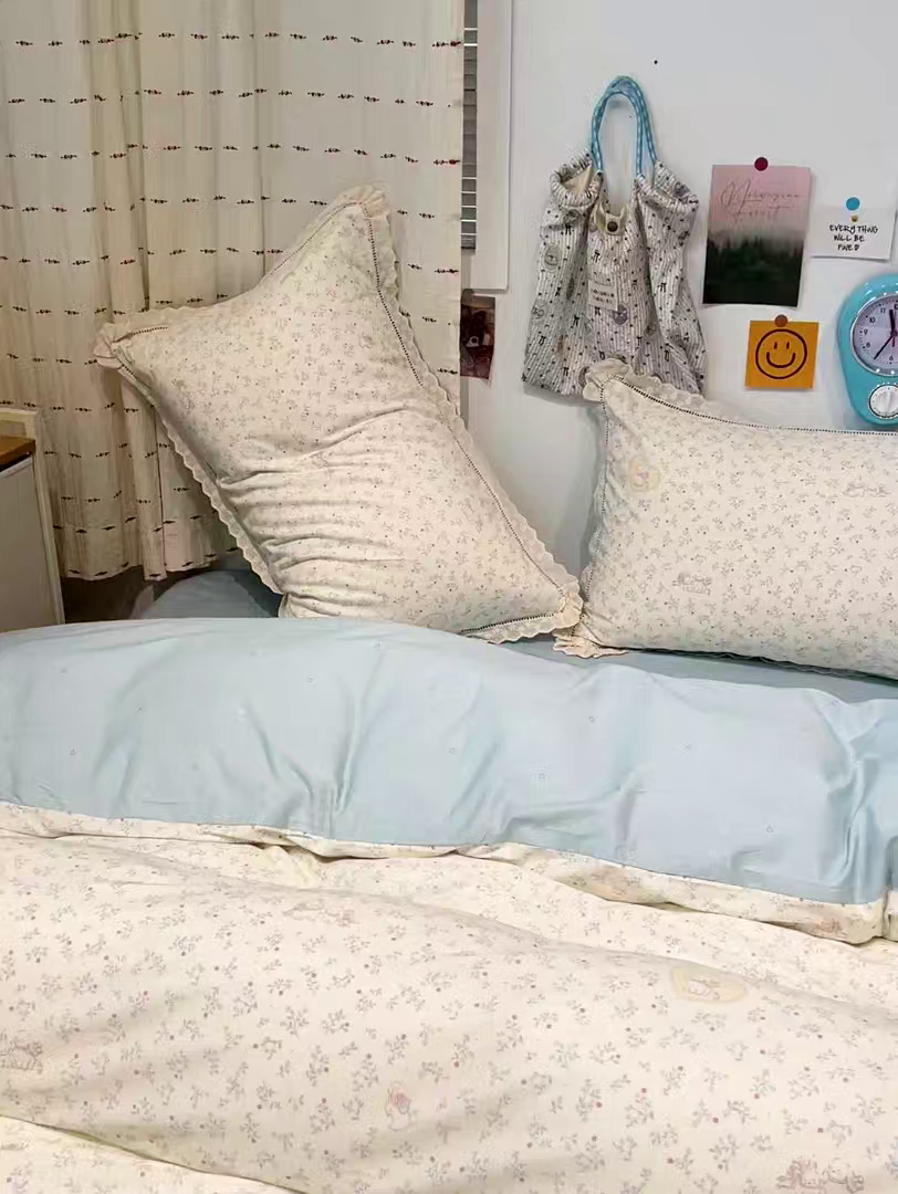 91家纺网 家纺一手货源 找家纺 橙子家居 2025新款小清新全棉纯棉花边款床单四件套 蓝心兔