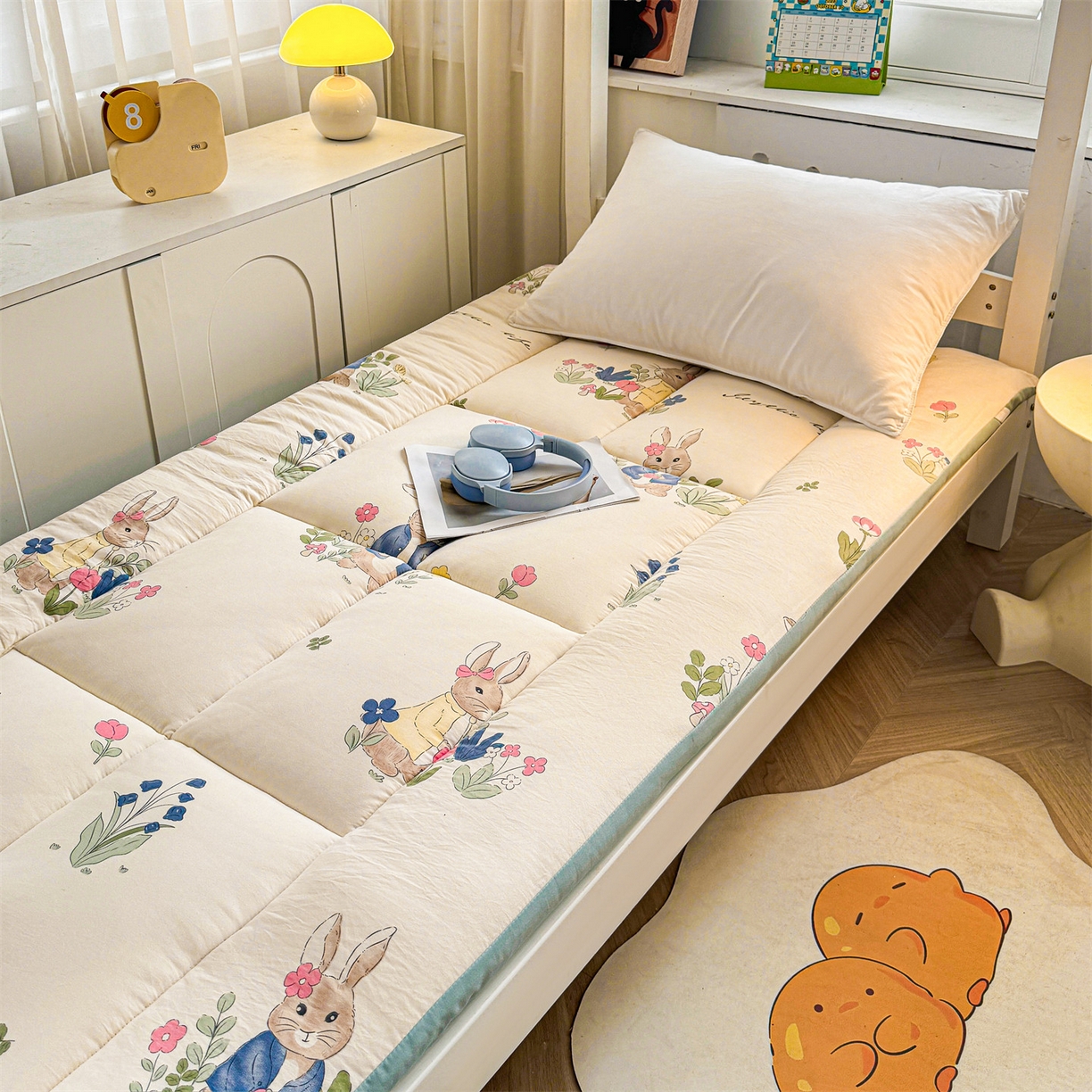 91家纺网 家纺一手货源 找家纺 梵蒂莎 2025新款新疆棉花四季款秋冬两用床垫子褥子学生宿舍印花学生款棉花床褥垫（场景2）（含买家秀） 花园小兔-床垫