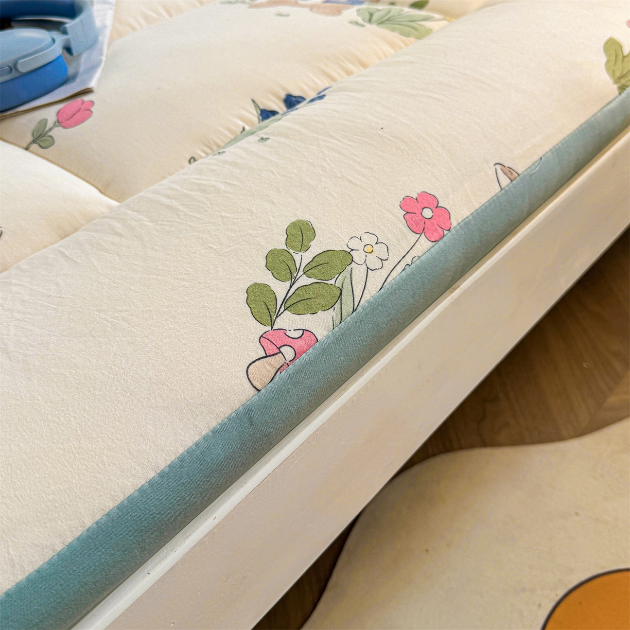 91家纺网 家纺一手货源 找家纺 梵蒂莎 2025新款新疆棉花四季款秋冬两用床垫子褥子学生宿舍印花学生款棉花床褥垫（场景2）（含买家秀） 花园小兔-床垫