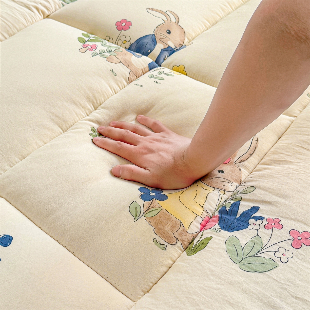 91家纺网 家纺一手货源 找家纺 梵蒂莎 2025新款新疆棉花四季款秋冬两用床垫子褥子学生宿舍印花学生款棉花床褥垫（场景2）（含买家秀） 花园小兔-床垫