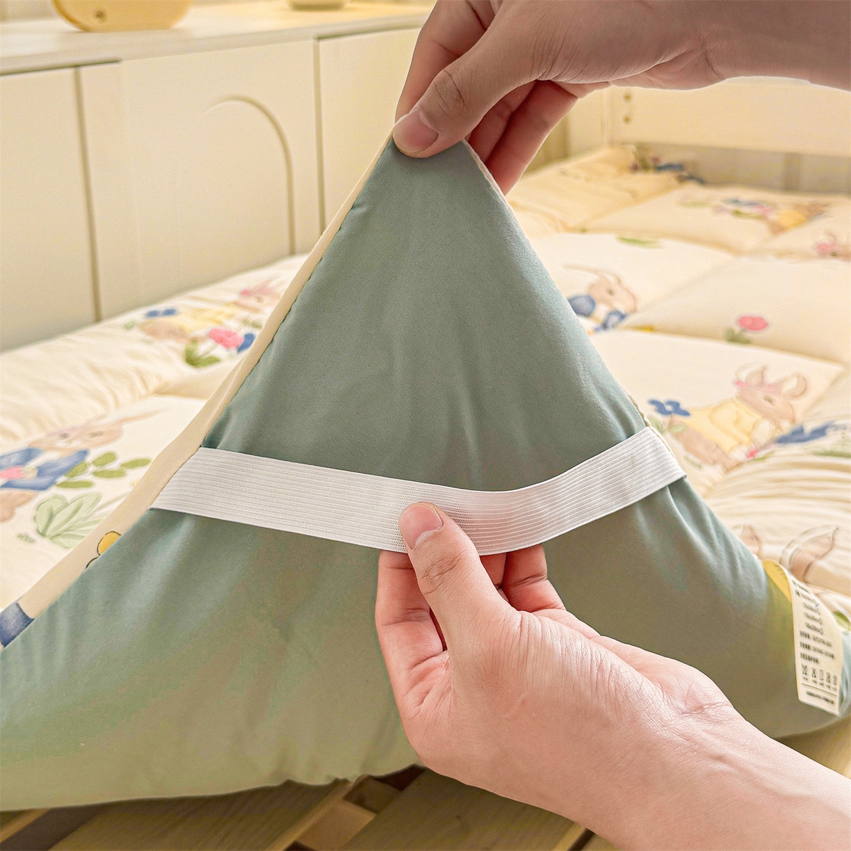 91家纺网 家纺一手货源 找家纺 梵蒂莎 2025新款新疆棉花四季款秋冬两用床垫子褥子学生宿舍印花学生款棉花床褥垫（场景2）（含买家秀） 花园小兔-床垫