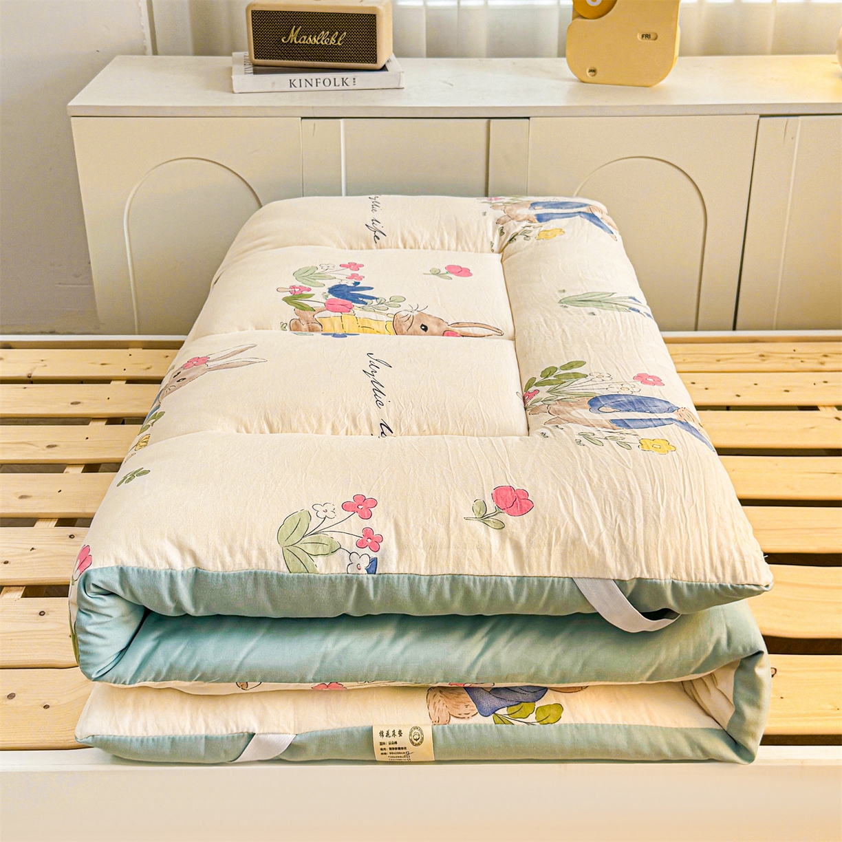 91家纺网 家纺一手货源 找家纺 梵蒂莎 2025新款新疆棉花四季款秋冬两用床垫子褥子学生宿舍印花学生款棉花床褥垫（场景2）（含买家秀） 花园小兔-床垫