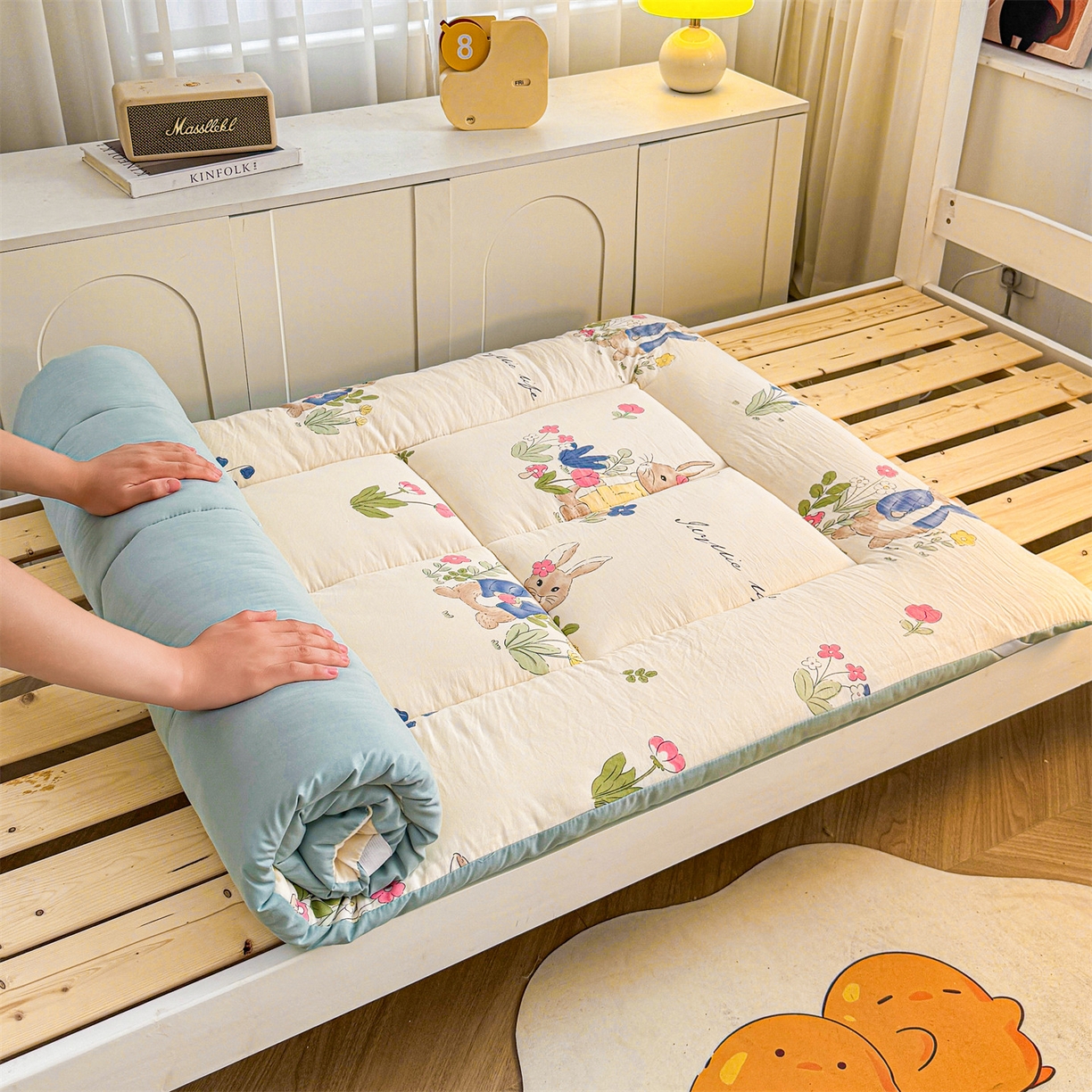 91家纺网 家纺一手货源 找家纺 梵蒂莎 2025新款新疆棉花四季款秋冬两用床垫子褥子学生宿舍印花学生款棉花床褥垫（场景2）（含买家秀） 花园小兔-床垫