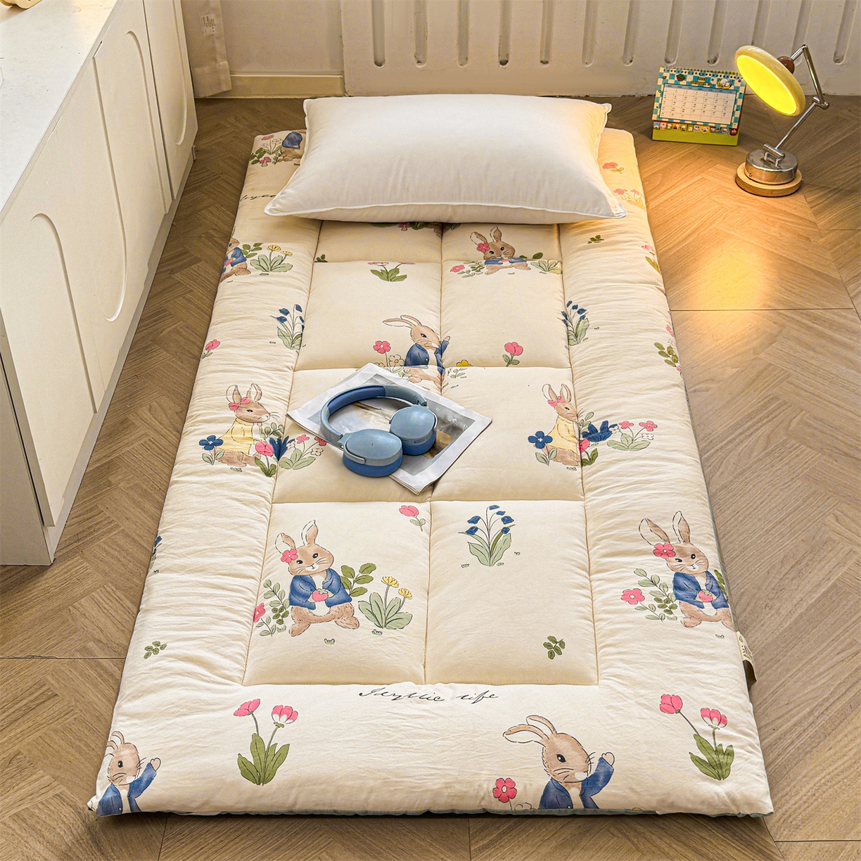 91家纺网 家纺一手货源 找家纺 梵蒂莎 2025新款新疆棉花四季款秋冬两用床垫子褥子学生宿舍印花学生款棉花床褥垫（场景2）（含买家秀） 花园小兔-床垫