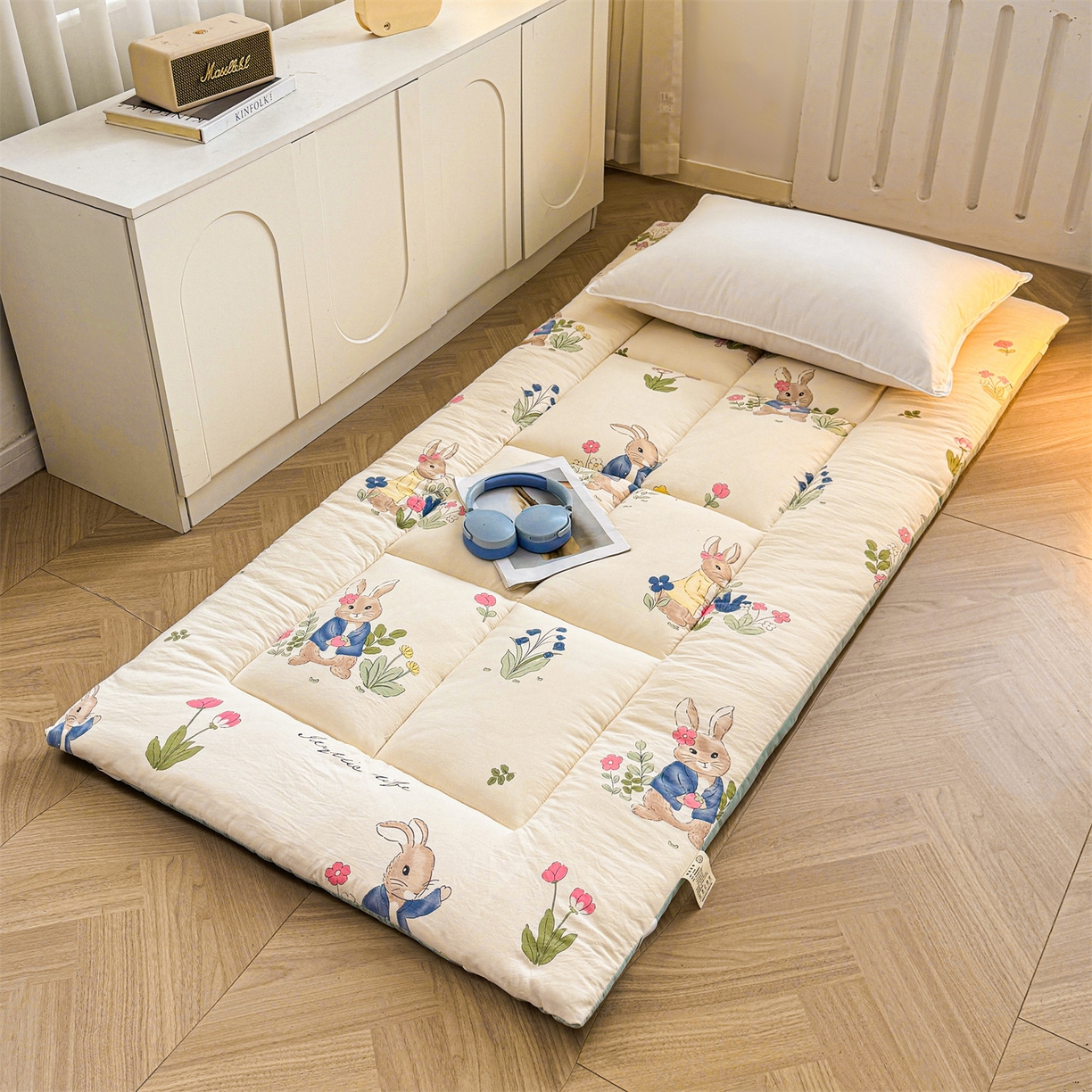 91家纺网 家纺一手货源 找家纺 梵蒂莎 2025新款新疆棉花四季款秋冬两用床垫子褥子学生宿舍印花学生款棉花床褥垫（场景2）（含买家秀） 花园小兔-床垫