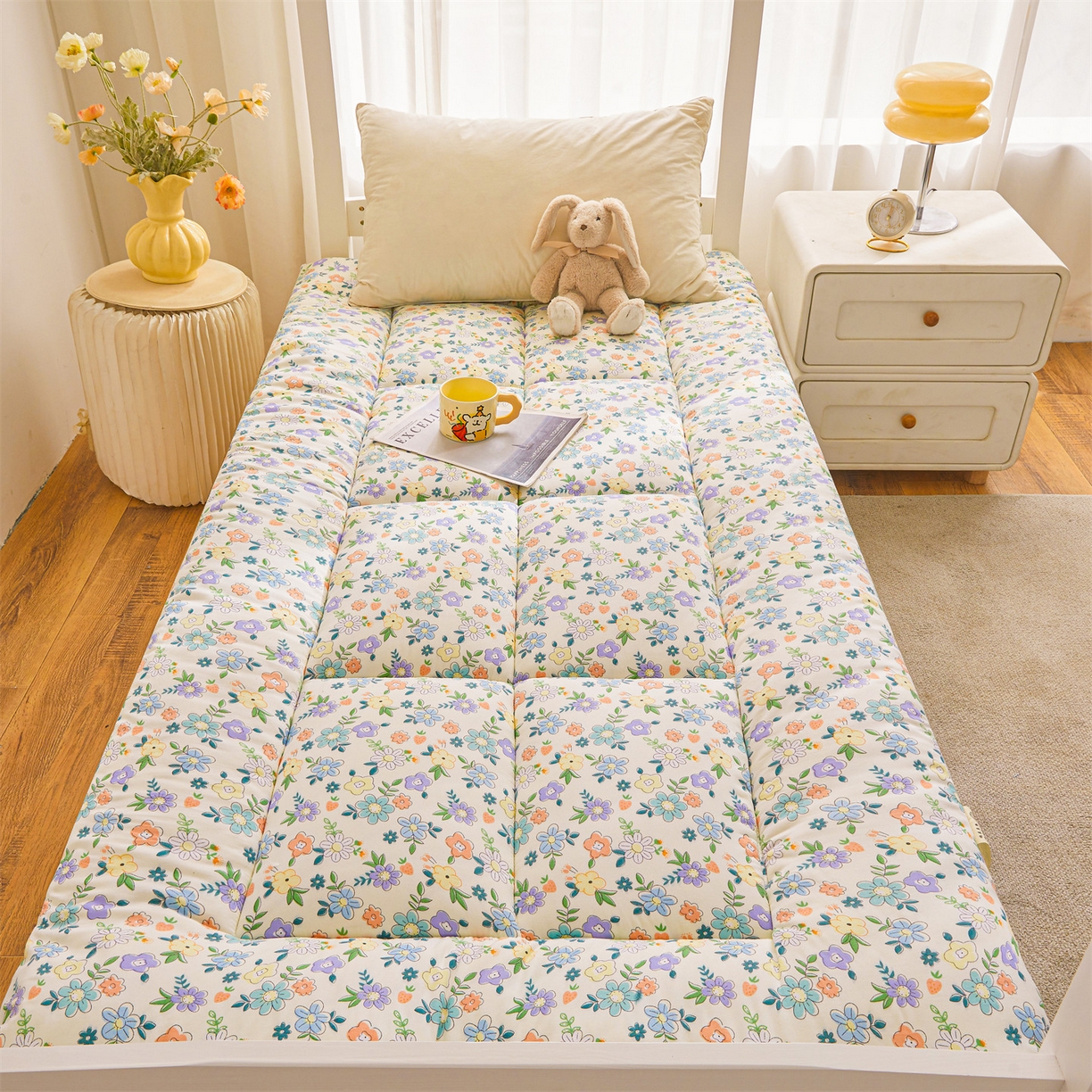 91家纺网 家纺一手货源 找家纺 梵蒂莎 2025新款新疆棉花四季款秋冬两用床垫子褥子宿舍印花学生款棉花床褥垫（场景1）（含买家秀） 花韵恬梦-床垫