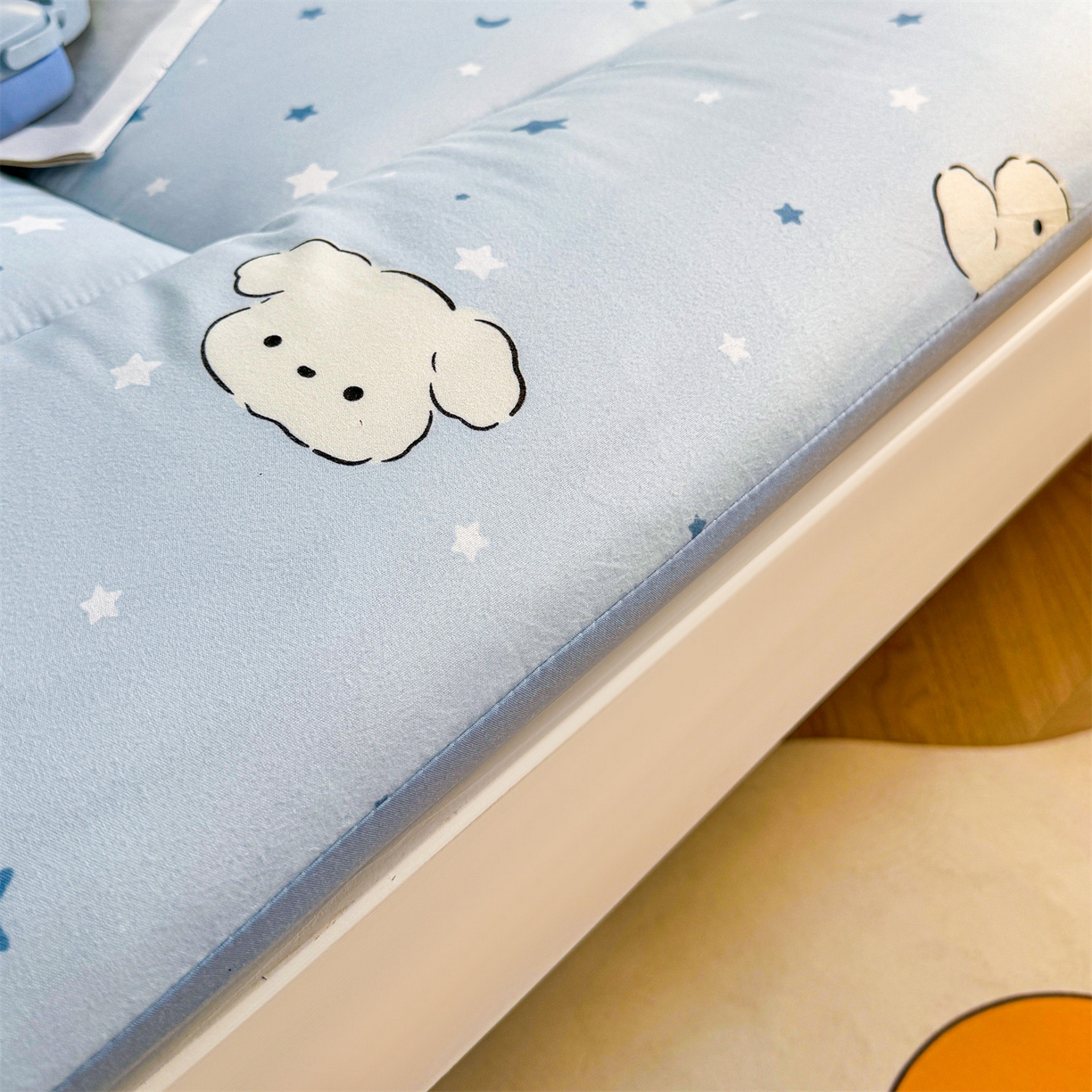 91家纺网 家纺一手货源 找家纺 梵蒂莎 2025新款新疆棉花四季款秋冬两用床垫子褥子学生宿舍印花学生款棉花床褥垫（场景2）（含买家秀） 瞌睡小狗-床垫