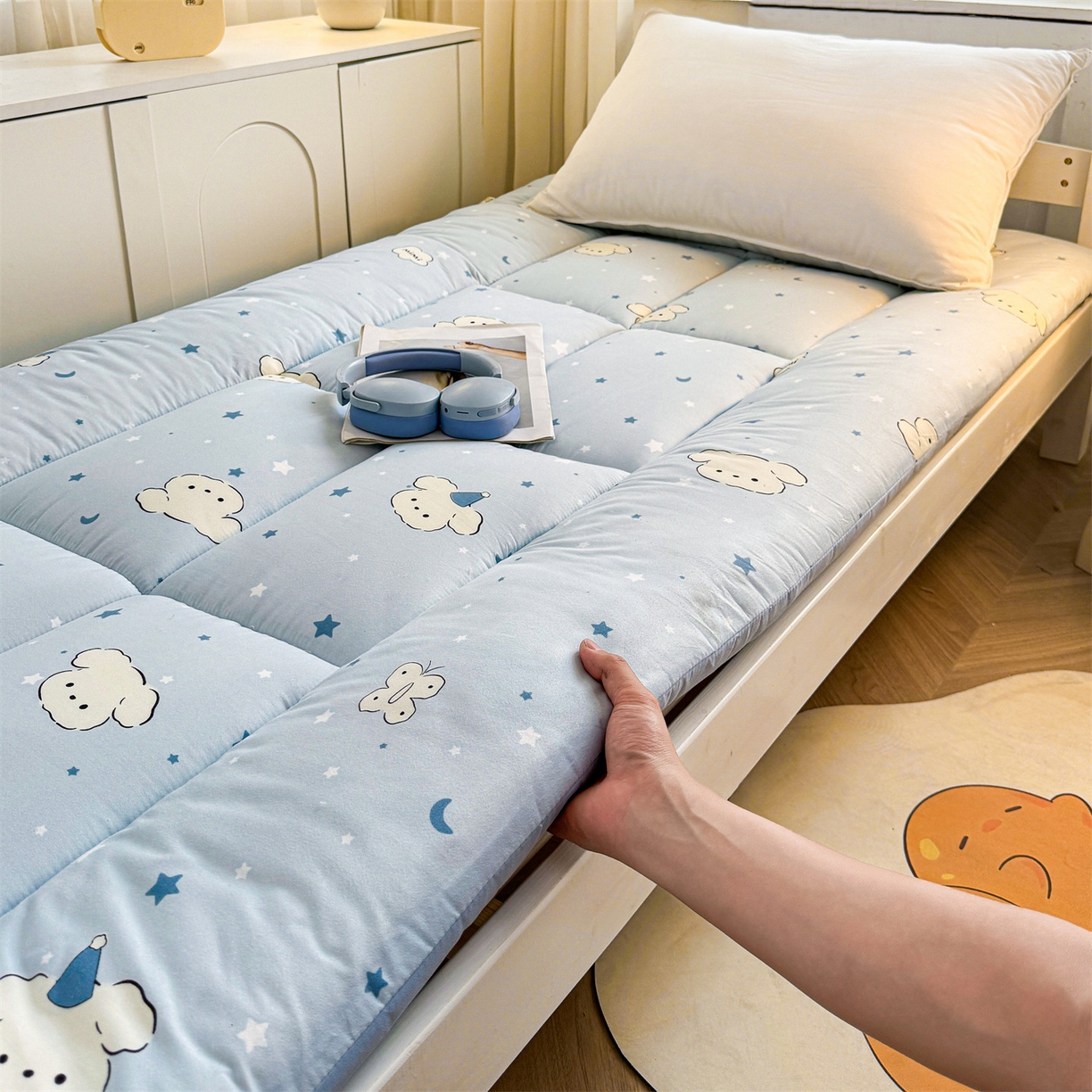 91家纺网 家纺一手货源 找家纺 梵蒂莎 2025新款新疆棉花四季款秋冬两用床垫子褥子学生宿舍印花学生款棉花床褥垫（场景2）（含买家秀） 瞌睡小狗-床垫