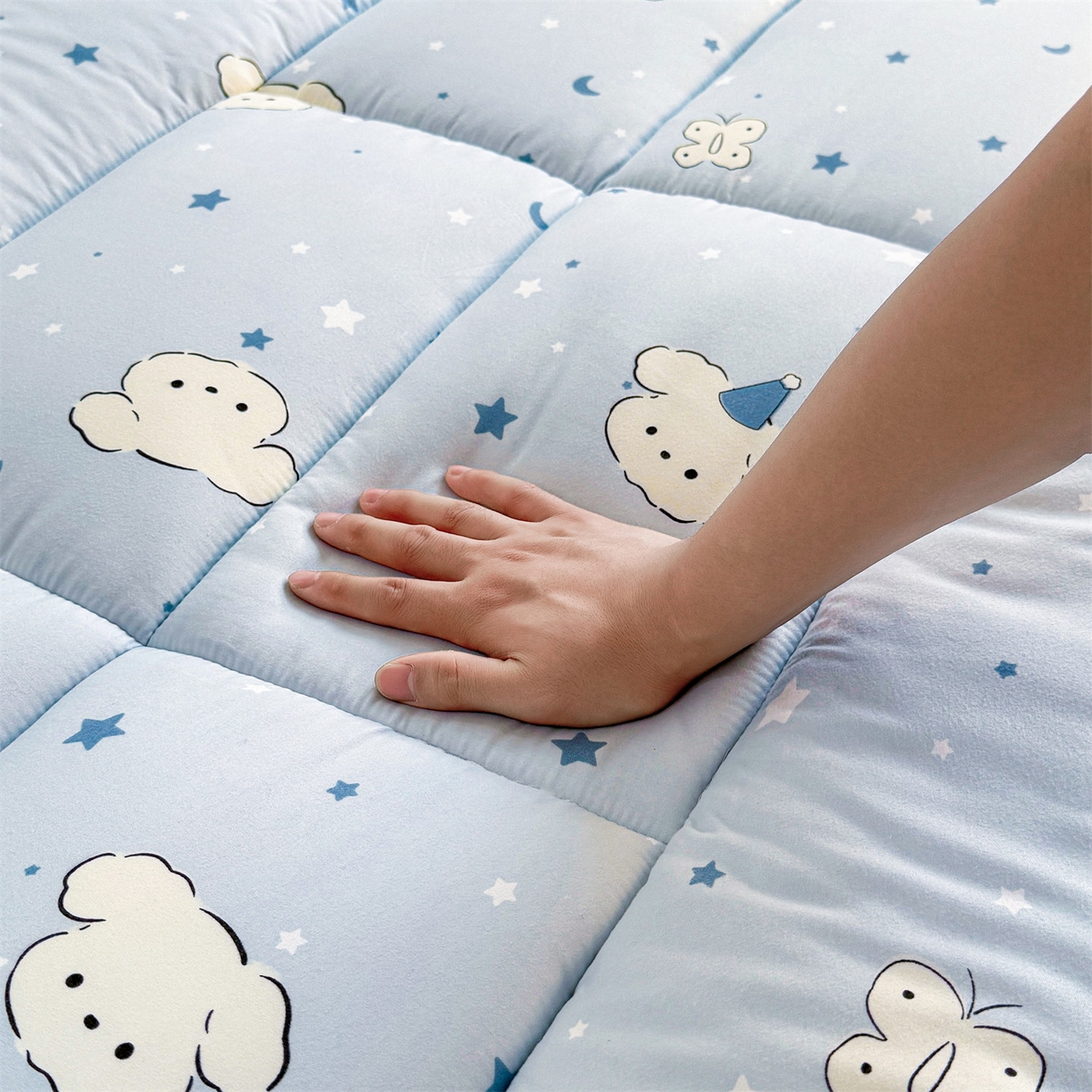 91家纺网 家纺一手货源 找家纺 梵蒂莎 2025新款新疆棉花四季款秋冬两用床垫子褥子学生宿舍印花学生款棉花床褥垫（场景2）（含买家秀） 瞌睡小狗-床垫