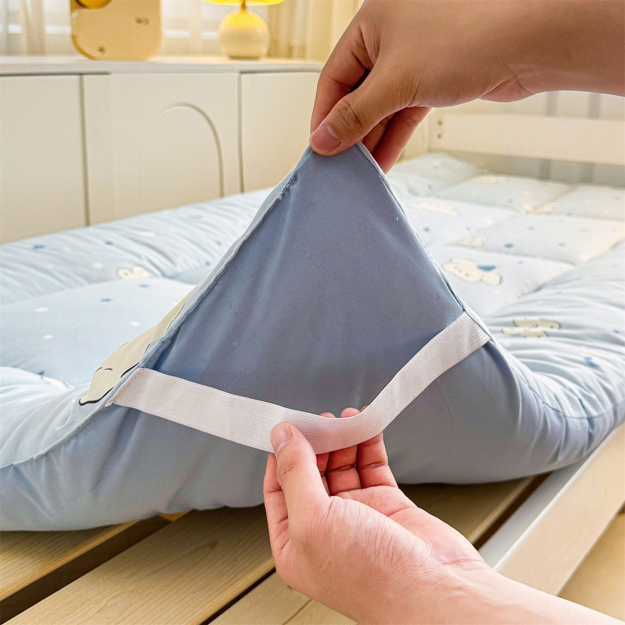 91家纺网 家纺一手货源 找家纺 梵蒂莎 2025新款新疆棉花四季款秋冬两用床垫子褥子学生宿舍印花学生款棉花床褥垫（场景2）（含买家秀） 瞌睡小狗-床垫