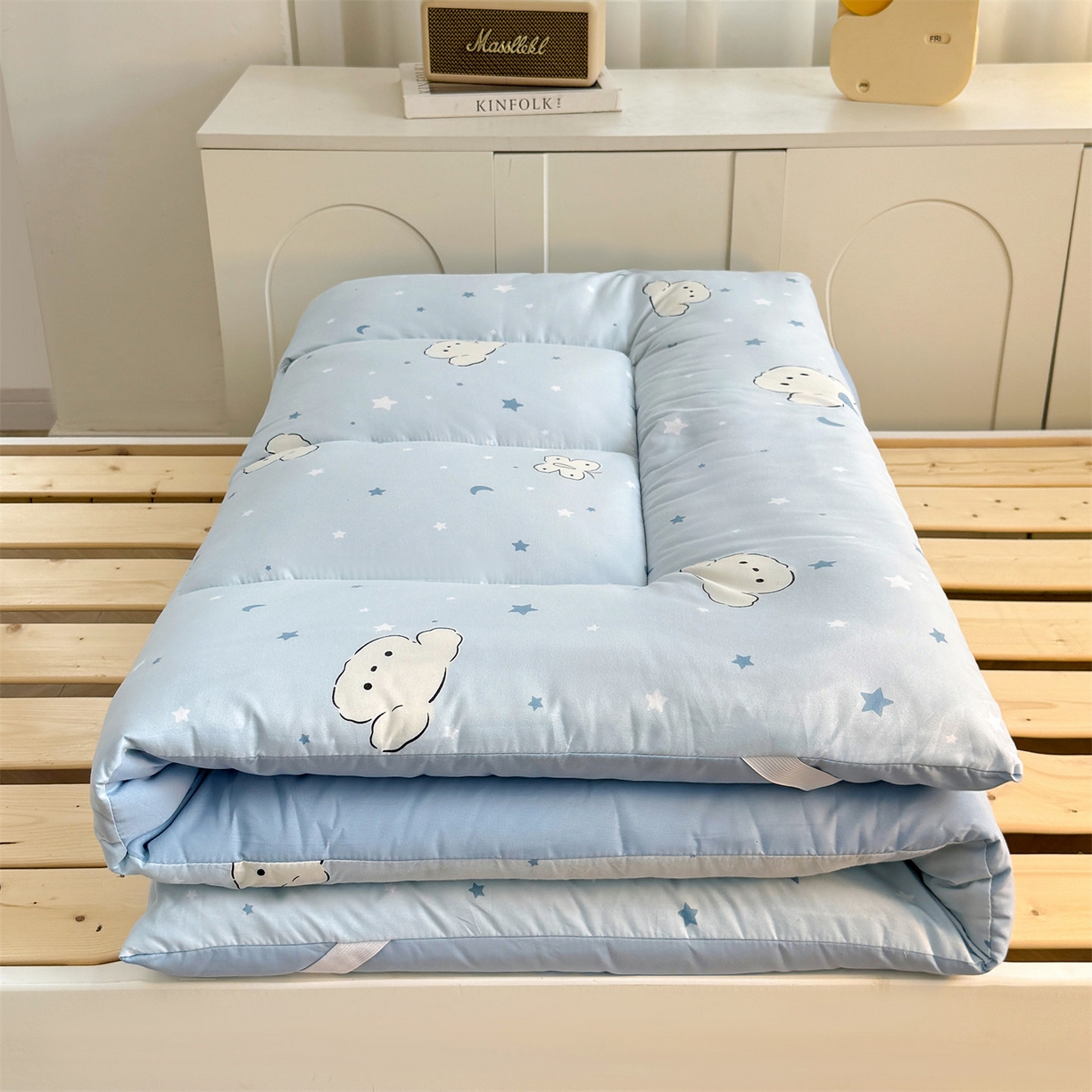 91家纺网 家纺一手货源 找家纺 梵蒂莎 2025新款新疆棉花四季款秋冬两用床垫子褥子学生宿舍印花学生款棉花床褥垫（场景2）（含买家秀） 瞌睡小狗-床垫