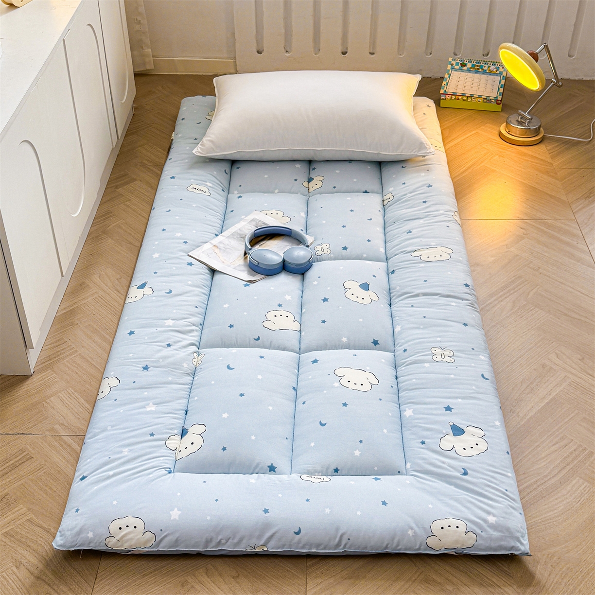 91家纺网 家纺一手货源 找家纺 梵蒂莎 2025新款新疆棉花四季款秋冬两用床垫子褥子学生宿舍印花学生款棉花床褥垫（场景2）（含买家秀） 瞌睡小狗-床垫