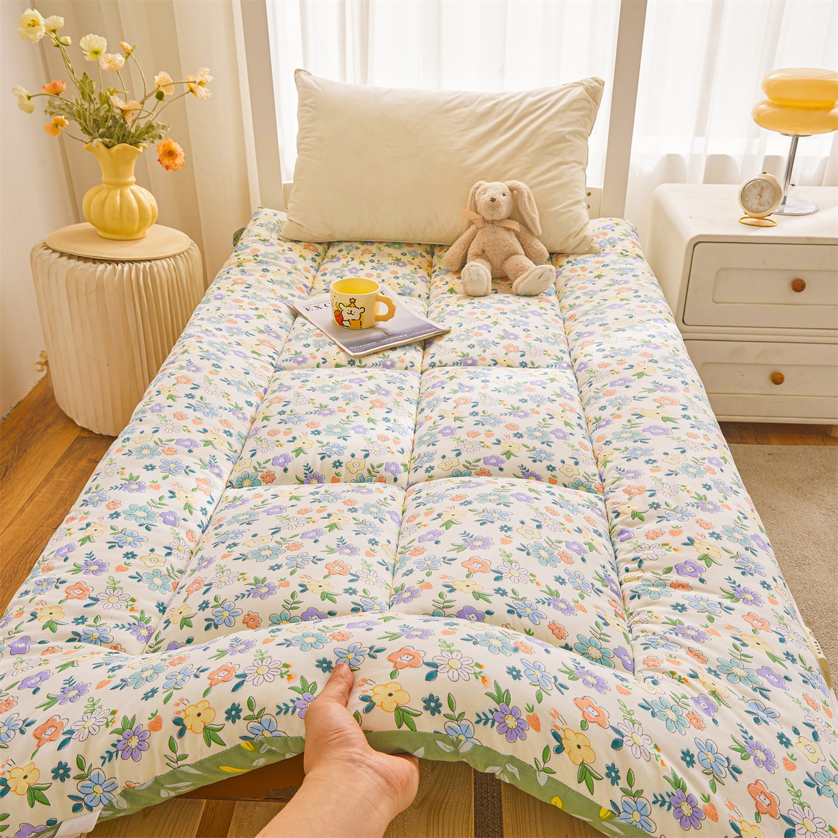 91家纺网 家纺一手货源 找家纺 梵蒂莎 2025新款新疆棉花四季款秋冬两用床垫子褥子宿舍印花学生款棉花床褥垫（场景1）（含买家秀） 花韵恬梦-床垫