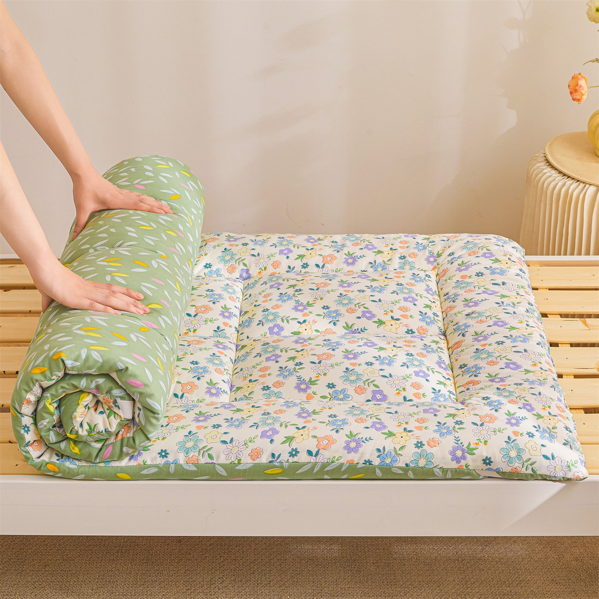 91家纺网 家纺一手货源 找家纺 梵蒂莎 2025新款新疆棉花四季款秋冬两用床垫子褥子宿舍印花学生款棉花床褥垫（场景1）（含买家秀） 花韵恬梦-床垫